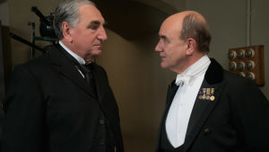 Oss betjänter emellan. Carson tvingas slåss för att få sköta servicen när kungahuset skickar ut sin egen version av en butler (David Haig). Butlern Carson och kungens motsvarighet.