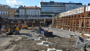 Bland annat byggbranschen lockar med flera lediga jobb trots coronatider. Här en bild från torgparkeringsbygget i Åbo från i höstas. Torgparkeringsbygget i Åbo