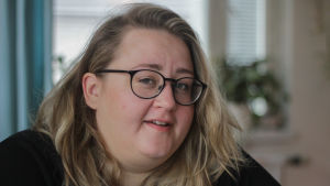 Ellen Strömberg Författaren Ellen Strömberg, en vit kvinna med blont hår och svarta glasögon ler.