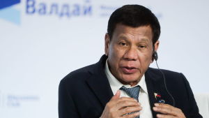 Filippinernas president på Valdajklubbens möte Filippinernas president Rodrigo Duterte på Valdajklubbens möte. Han talar och gestikulerar vid ett tillfälle som ser ut som en paneldebatt.