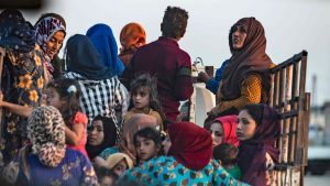 Människor på flykt undan det turkiska angreppet i nordöstra Syrien. Kurder flyr från Syrien 9.10.2019.
