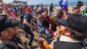 På lördagen drabbade anhängare och motståndare till president Trump samman i Santa Monica, i samband med en demonstration mot Trumps politik. På lördagen drabbade anhängare och motståndare till president Trump samman i Santa Monica, i samband med en demonstration mot Trumps politik.