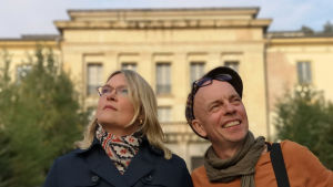 Kirsi Marie Liimatainen ja Arkistomatkan juontaja Marko Gustafsson tänä syksynä Berliinissä, taustalla DDR:n entisen nuorisokorkeakoulun päärakennus. Kirsi Marie Liimatainen ja Marko Gustafsson.