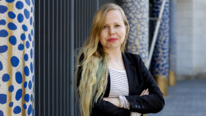 Malin Bergström berättar man fick ut en del videor, men sedan blev det stopp. Blond, långhårig, vit kvinna står med händerna i kors och ser mot kameran..