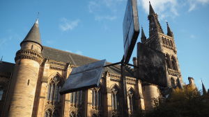 Över 500 år av tankar och forskning vilar bakom Glasgow universitetets stenväggar. Men inte helt konkret, även om universitetet grundades redan 1451, så är den nuvarande huvudbyggnaden från 1870. Glasgow University