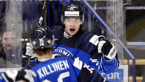 Matias Maccelli gjorde Finlands andra mål. Lenni Killinen och Matias Maccelli firar mål.