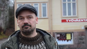 Matias Kaihovirta tror att många människor idag tar välfärdssamhället för givet. Matias Kaihovirta utanför Folkets hus i Karis.