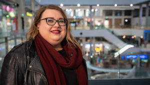 Helmi Korhonen vill att man ser över åldersgränserna för spel med lootlådor. Helmi Korhonen från Digipelirajat'on ler och tittar in i kameran. I bakgrunden ser man ett insidan av Böle tågstation.