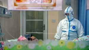 Kina bekräftade på fredag morgon 43 nya dödsfall under det senaste dygnet, alla utom ett inträffade i provinsen Hubei. Bilden är från ett sjukhus i provinshuvudstaden Wuhan. Kina bekräftade på fredag morgon 43 nya dödsfall under det senaste dygnet, alla utom ett inträffade i provinsen Hubei. Bilden är från ett sjukhus i provinshuvudstaden Wuhan.