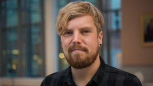 Karl-Johan Heikius drömmer om ett yrke där han kan jobba med både musik och ungdomar. ung man i skägg