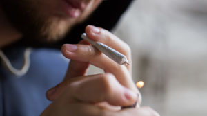 Det finns ett tydligt mönster som klienterna på missbrukarcentret följer. Enligt Nevasaari börjar de röka cannabis som 12–13-åringar och tre till fyra år senare har subutex kommit in i bilden, sedan amfetamin och olika läkemedel. Man håller i tändare och marijuana