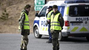 Beväringar stöder polisens arbete vid kontrollstationerna. Försvarsmakten och beväringar stöder polisen vid kontrollstationerna.
