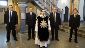 Liturg och predikant Katja Korpi med herrkvartetten bestående av Mikael Grönroos, Cristofer Moen, Teppo Salakka och kantor Lauri Palin. Medverkande i långfredagens tv-gudstjänst i Sibbo kyrka.