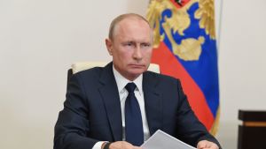 Biden har riktat kritik mot Ryssland – relationen väntas se betydligt annorlunda ut jämfört med Trumps relation till Putin. Rysslands president Vladimir Putin under ett direktsänt möte med landets guvernörer den 11 maj 2020.