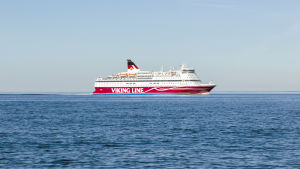 Det är omöjligt att testa alla passagerare som kommer till Åbo hamn, säger både Laura Saurama och Erik Söderholm. Rödvit passagerarfärja med texten Viking Line till havs. Fartygets namn är M/S Gabriella