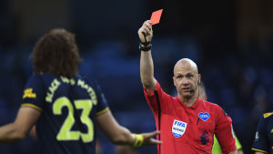 Domaren Anthony Taylor visar ut David Luiz. Domaren Anthony Taylor visar ut David Luiz.