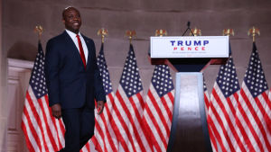South Carolina - senatorn Tim Scott talade om sin väg från fattigdom till kongressen under den första dagen av republikanernas partikonvent. Tim Scott som talar under Republikanernas partikonvent i USA 24.8.2020.