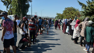 Tusentals flyktingar och migranter har slagit läger vid en landsväg på Lesbos, i stället för att flytta in i ett nytt, tillfälligt läger. Tusentals flyktingar och migranter har slagit läger vid en landsväg på Lesbos, i stället för att flytta in i ett nytt, tillfälligt läger.