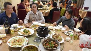 Det här sällskapet har serverats en andra omgång rätter. Måltiden avslutas sedan på sedvanligt sätt med stora nudel- och risrätter. Ett sällskap i Hongkong äter på restaurang. Som traditionen påbjuder har restaurangen laddat upp med enorma portioner - så stora att få gäster orkar äta upp all mat.