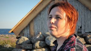 Under en arbetsdag är Karin Erlandsson mycket disciplinerad. På söndagarna prioriterar hon högmässan i S:t Görans kyrka i Mariehamn. Karin Erlandsson på Sälskär