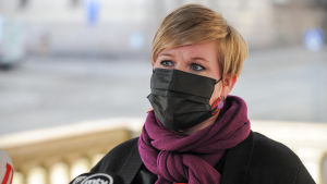 Undervisnings- och kulturminister Annika Saarikko skriver per melj till Svenska Yle att man förbereder nya coronastöd ifall läget fortsätter. Tiede- ja kulttuuriministeri Annika Saarikko. 3.3.2021.