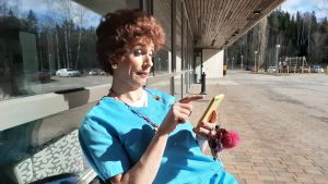 "Riitta" har just nu en mobilpaus ute i solen, under inspelningarna, som resulterar i fyra videosnuttar för främst sociala medier. Christoffer Strandberg återuppstår som "Riitta" i Sjundeå. Sjuksköterska i turkos uniform.