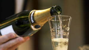 Mousserande vin, eller kanske äkta champagne, hör examensfesten till. Champagne