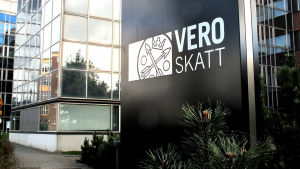 Information om inkomst och skatt är offentlig i Finland. Du kan få ut skatteinformation om vem som helst från skattekontoret bara du har personens namn. Dessutom ger skattemyndigheten medierna en lista över höginkomsttagarnas betalda skatter och inkomster. Skatteverket