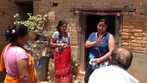 Prabita Shestra ASF Nepalista keskustelee paikallisten kanssa