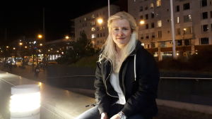 Iida Kuningas är en av våra främsta yngre skådespelare både på svenska och finska. Iida Kuningas sitter på en bänk.