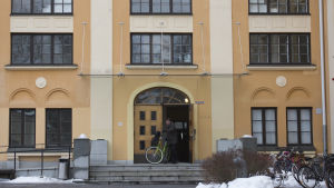 På Hanken är vårens deadline för pro gradun 9.5. Vid Åbo Akademi varierar datumet mellan fakulteterna men generellt är deadline i början av maj. Hanken i Vasa