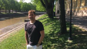 Kontroll och balans är nyckelorden när forskaren Jonas Lagerström i dag beskriver sin relation till mobiltelefonen. Jonas Lagerström står vid åstranden i Åbo en solig sommardag.