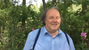 Anders Albrecht vet allt om insekter och det mesta om mycket annat. Anders Albrecht i sin trädgård