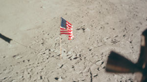 Lippu on kuuma aihe Kuu-elokuvissa. Tässä Apollo 11:n miehistön pystyttämä lippu, joka jäi pois Chazellen elokuvasta. Lippu Kuun pinnalla.