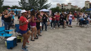 Salsadansande på puertoricansk valfest. Salsadansande puerto ricaner