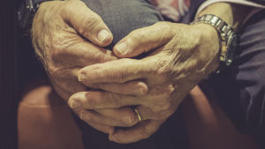På Alvinahemmet finns duktig och kompetent personal med en vilja att göra gott för de äldre, säger enhetsledaren Anna Pått. Bilden är inte från Alvinahemmet. En äldre mans händer