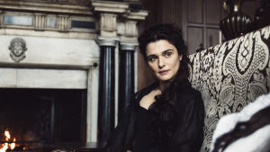 Se på mig. Sarahs (Rachel Weisz) blick är ömsom befallande, ömsom förförisk. Sarah (Rachel Weisz) poserar med drömsk blick framför den öppna spisen.