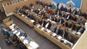 Korsholms kommunfullmäktige Fullsatt fullmäktigesal i Korsholm. Bild tagen uppifrån läktaren.