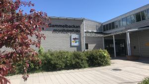 Här får man äta avgiftsfri lunch varje vardag fram till den 18 juni om man är skolelev eller barnfamilj. Gammelbacka allaktivitetshus i solen.