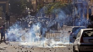 Polisen har använt tårgas mot demonstranterna, som i sin tur ska ha kastat sten mot polisen. Demonstranter möter kravallpolis i Beirut.