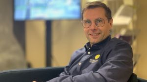Arbetsgivarna missar en enorm potential om de exkluderar finska Finland som rekryteringsområde. En man med glasögonen sitter i en soffa framför en tv-skärm