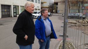 Torolf Bergström och Anders Rosengren tittar på grävarbetet. Borgåpolitiker inspekterar Krämaretorget