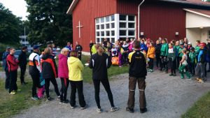 Orienterarna bor i kyrkbacken i Nagu. barn och vuxna samlade på orienteringsläger i Nagu.