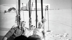 Det ursprungliga Pallastunturi-hotellet, i funkisstil, sprängdes av tyskarna 1944. Bilden är tagen 1938. Det ursprungliga Pallastunturi-hotellet, i funkisstil, sprängdes av tyskarna 1944. Bilden är tagen 1938.