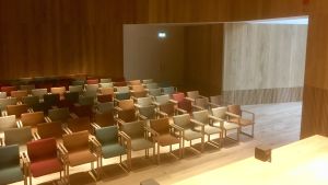 Konsertsalen är unik med sitt fönster rakt ut mot skogen. Konsertsalen i Arvo Pärt-center