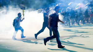 Polisen har tytt sig till allt mer brutala metoder vilket har skrämt iväg turister. Demokrati- och studentaktivister i Hongkong planerar nya massiva protester på fredag kväll och under veckoslutet.
