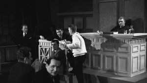 "Pertti Masosen 11. hetki" eli Perry Mason -oikeussalidraamaa suomalaisittain. Kuvassa mm. Paavo Einiö, Pentti Siimes, Aarre Elo, Kauko Helovirta ja Sakari Jurkka. Sketsiä "Pertti Masosen yhdestoista hetki" kuvataan ohjelmassa Karuselli. Parodia sarjasta "Perry Mason". Oikeussalissa mm. Pentti Siimes, Kauko Helovirta, Sakari Jurkka, Aarre Elo ja Paavo Einiö,