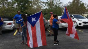Bilar dekoreras med puertoricanska flaggor Puerto ricaner redo för mellanårsval i USA