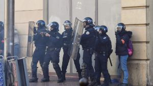 Kravallpolis utanför en polisstation i Marseille på torsdagen under gymnasisternas demonstration där. Kravallpolis utanför en polisstation i Marseille på torsdagen under gymnasisternas demonstration där.