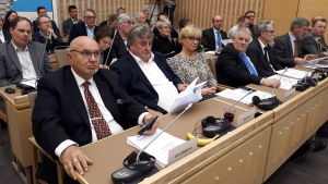 Lars Gästgivars, Stig Beijar och Monica Sirén-Aura, samtliga SFP. Fullmäktigeledamöter på rad fullmäktigesalen i Korsholm.